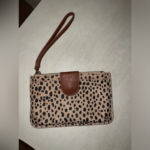 Universal thread cheetah wristlet women’s accessory - Picture 2 of 4